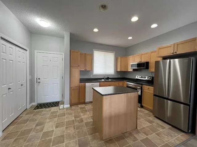 624 41 St #8, Edson 5