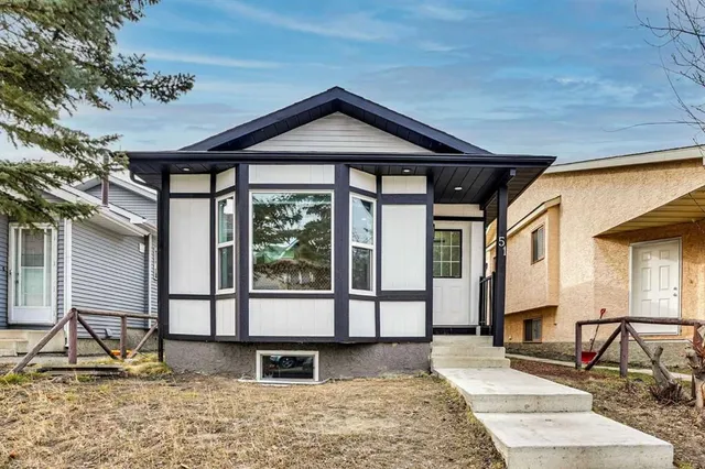 51 Taraglen Rd, Calgary 3