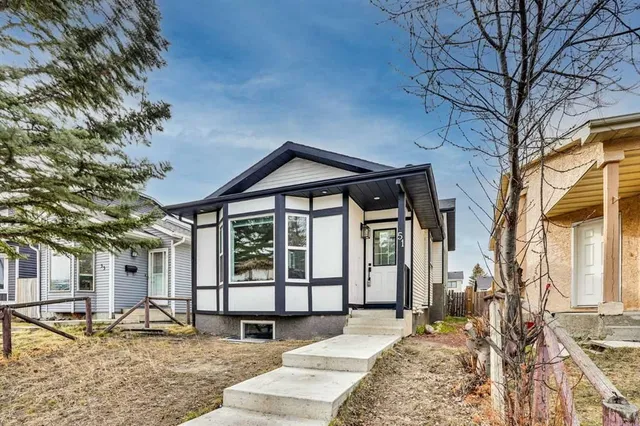 51 Taraglen Rd, Calgary 4
