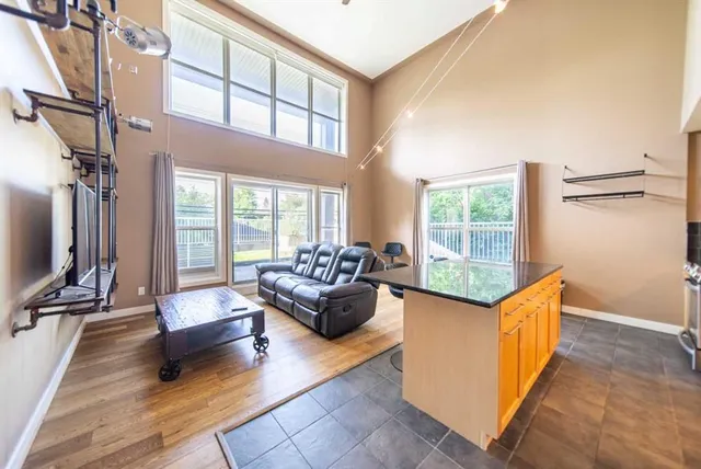 1505 27 Ave #102, Calgary 2