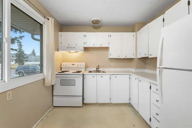 355 Georgian Villas, Calgary 2