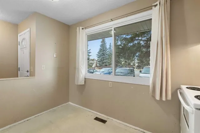 355 Georgian Villas, Calgary 5