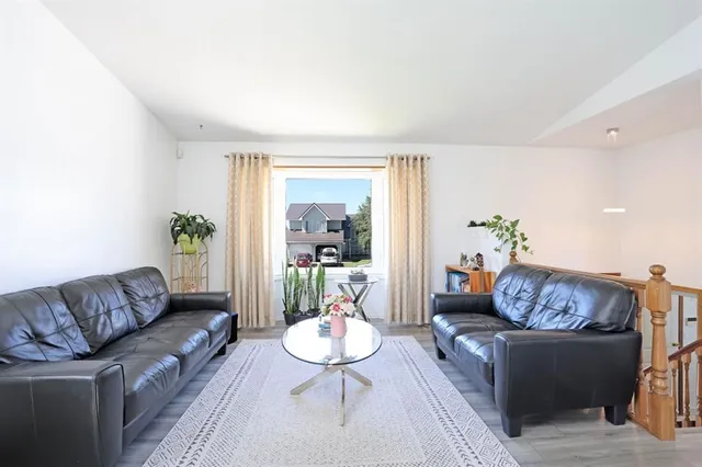 28 Upland Cres, Brooks 5