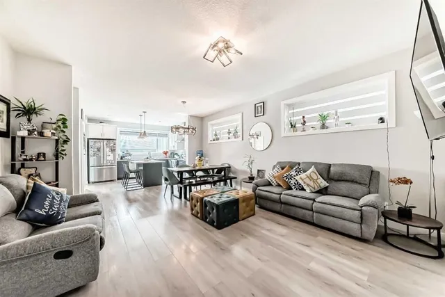 15053 37 St, Calgary 3