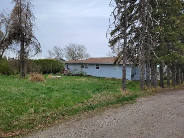 320 7 Ave #27, Three Hills 2