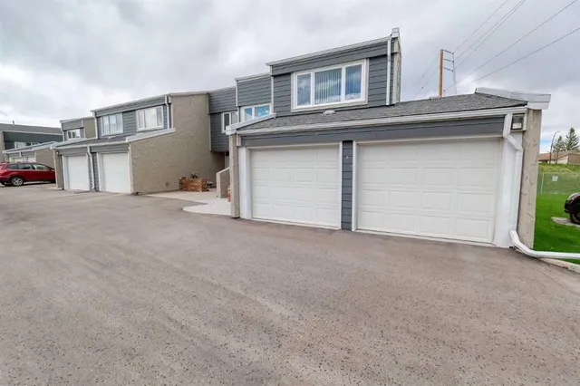 228 Theodore Pl #30, Calgary 2