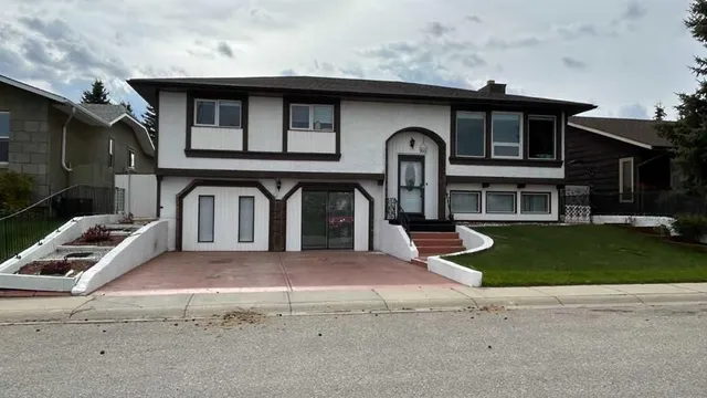 911 12 St, High River 2