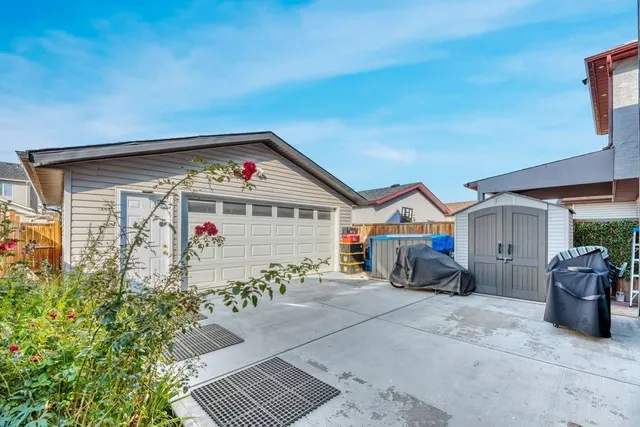 319 Saddlebrook Cir, Calgary 3