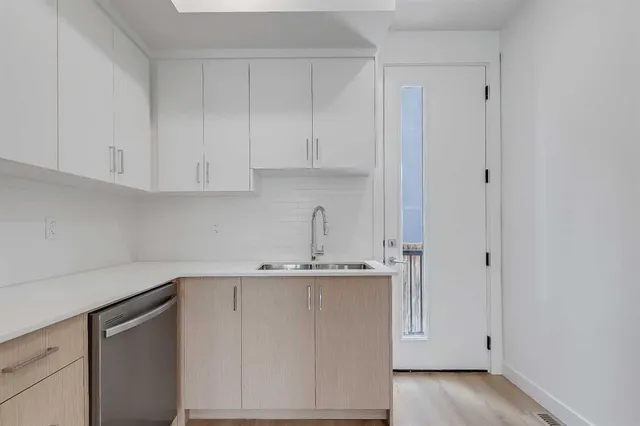 3550 45 St #103, Calgary 5
