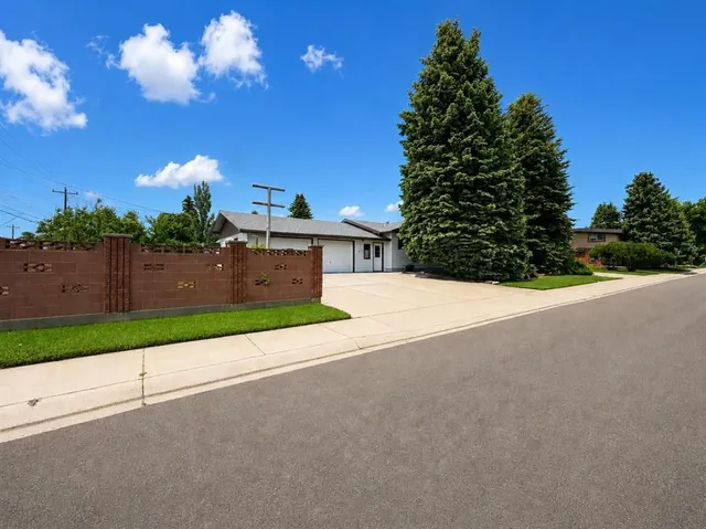 2015 24 St, Lethbridge 2