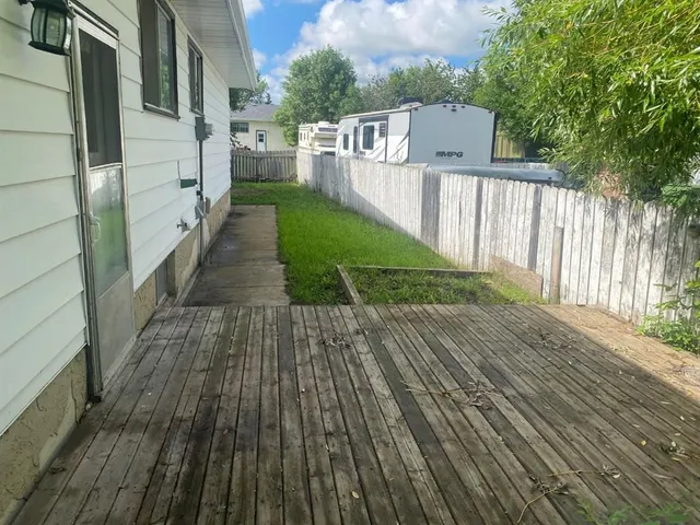 6321-B Enevold Dr, Camrose 3