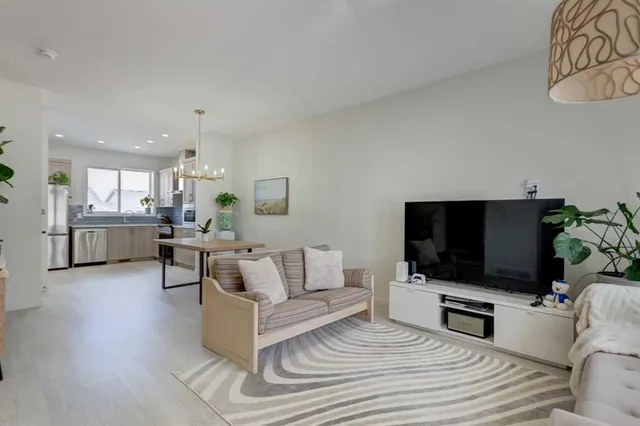 30 Creekside Manor, Calgary 2