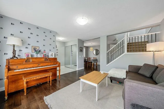 15 Woodmont Green, Calgary 4