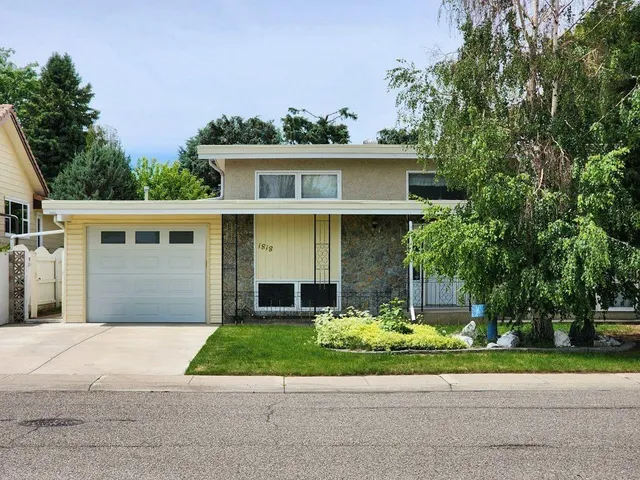 1818 Lakeside Rd, Lethbridge 2