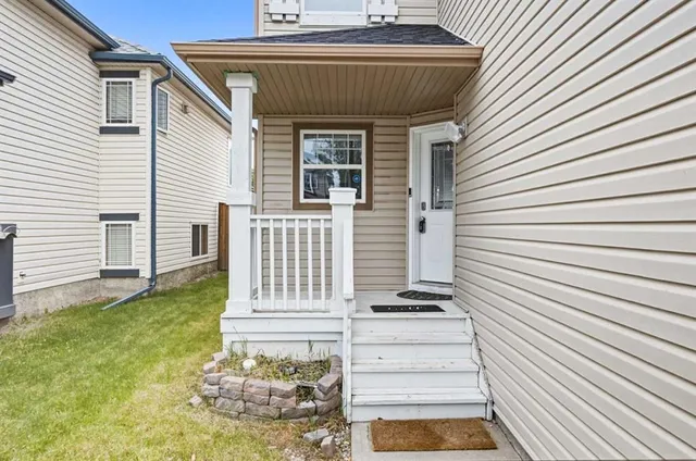 319 Coventry Rd, Calgary 2