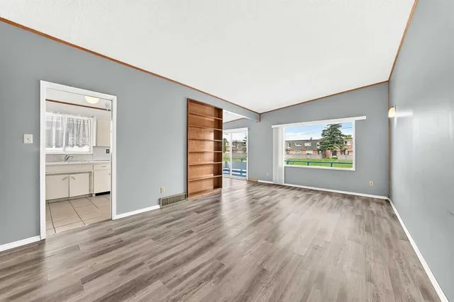 6329 Centre St, Calgary 3