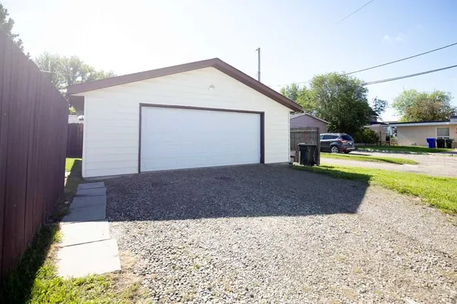4833 49 St, Olds 5