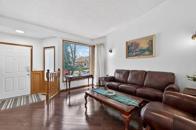 70 Pasadena Gdns, Calgary 4