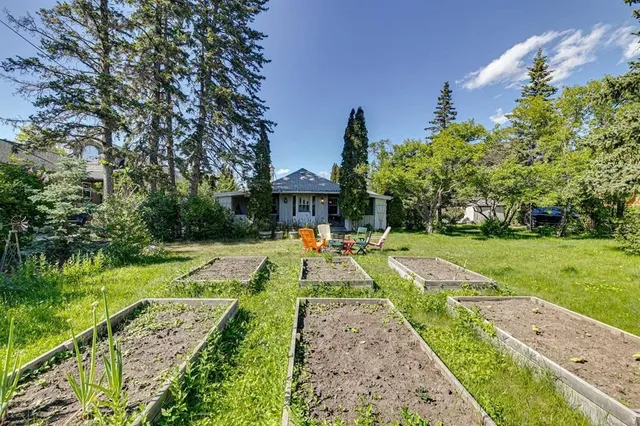 8808 48 Ave, Calgary 3