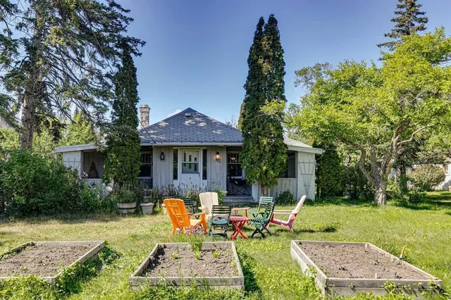 8808 48 Ave, Calgary 5