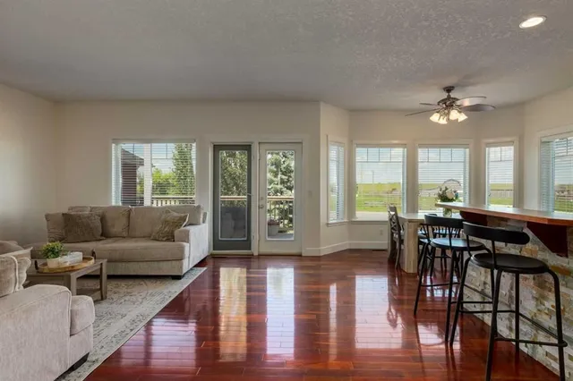 156 CAMDEN Crt, Strathmore 3
