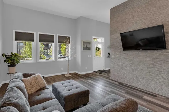 317 Sundown Rd, Cochrane 4