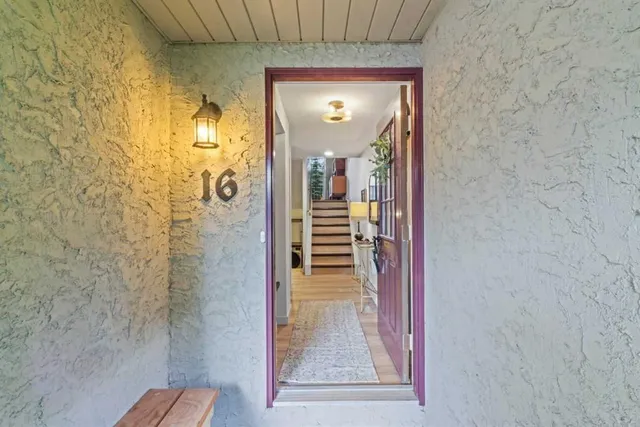140 Point Dr #16, Calgary 3