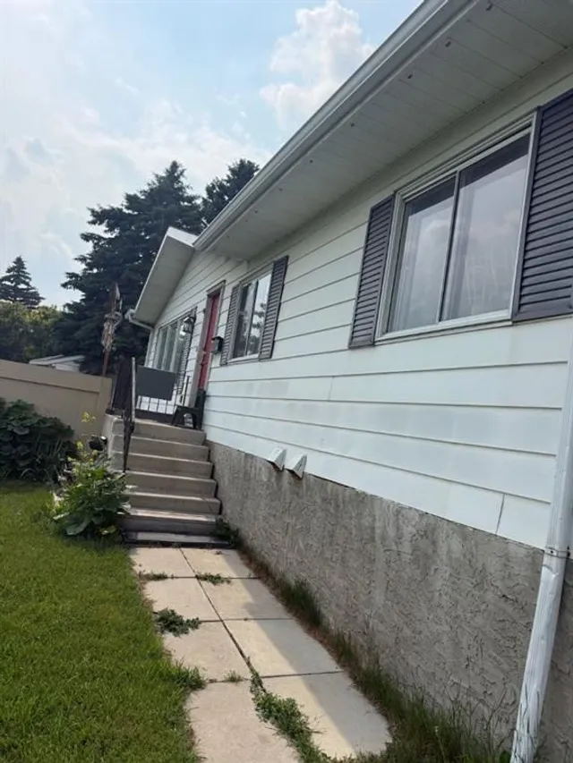 112 Huntstrom Dr, Calgary 3