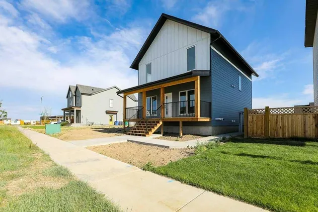 411 Caledonia Blvd, Lethbridge 2