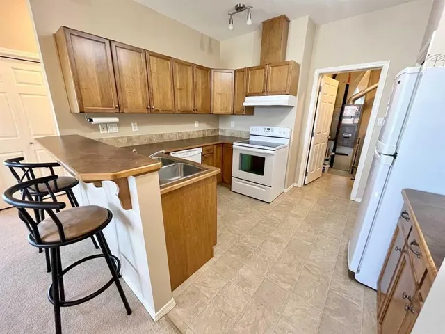 137 Silkstone Rd #7, Lethbridge 3