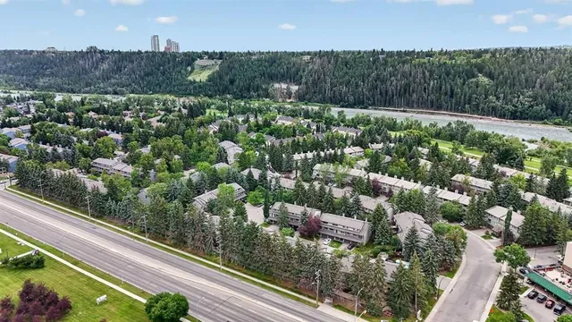140 Point Dr #12, Calgary 4