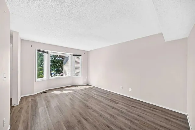 11 Falshire Terr, Calgary 4