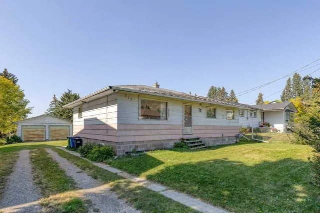 217 Ross Ave, Cochrane 3