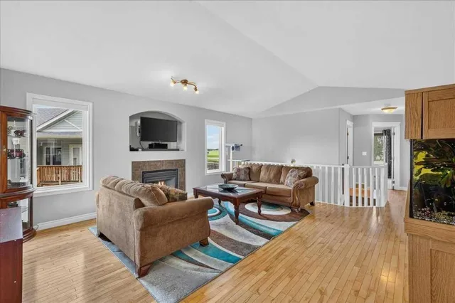 772 Carriage Lane Dr, Carstairs 4
