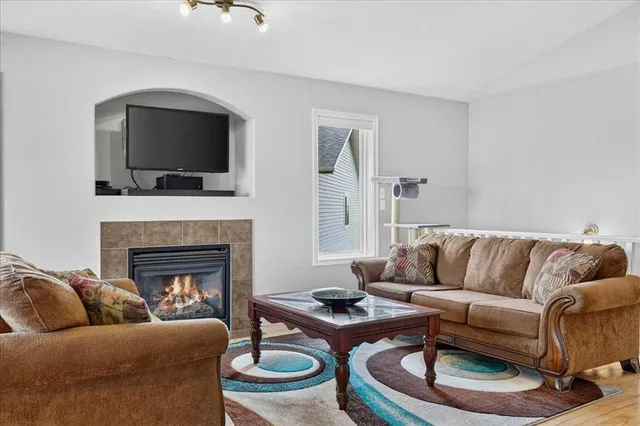 772 Carriage Lane Dr, Carstairs 5