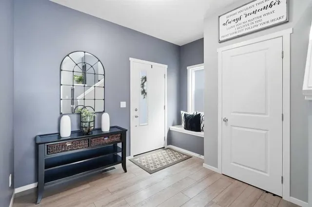 206 Lucas Cres, Calgary 3