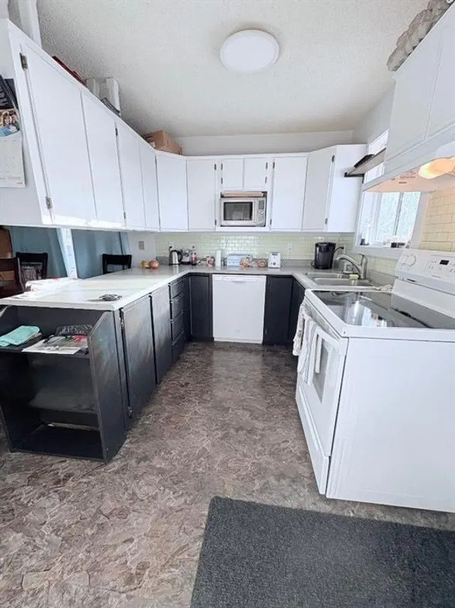 413 2 Ave, Oyen 3