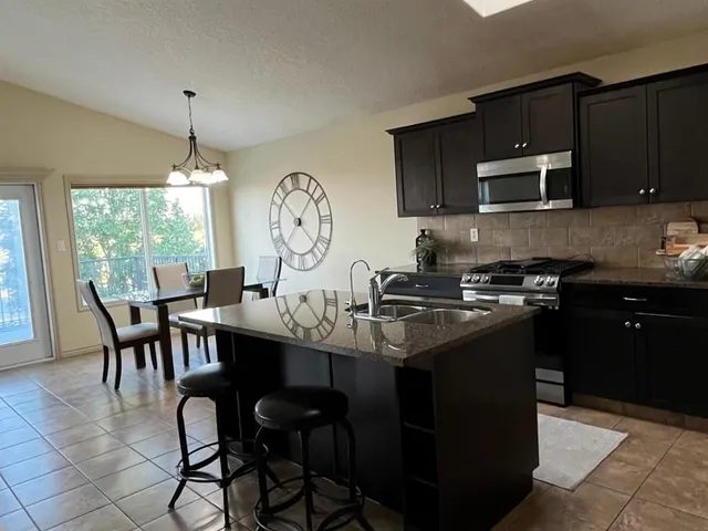 226 Gateway Manor, Lethbridge 3