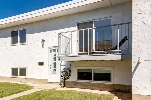 4503 75 St #4, Calgary 3