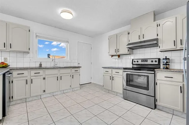 6716 37 Ave, Calgary 5