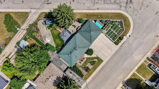 8008 36 Ave, Calgary 4
