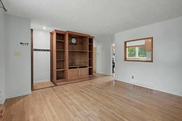 2056 Cottonwood Cres, Calgary 5