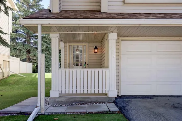 738 Queenston Terr, Calgary 3