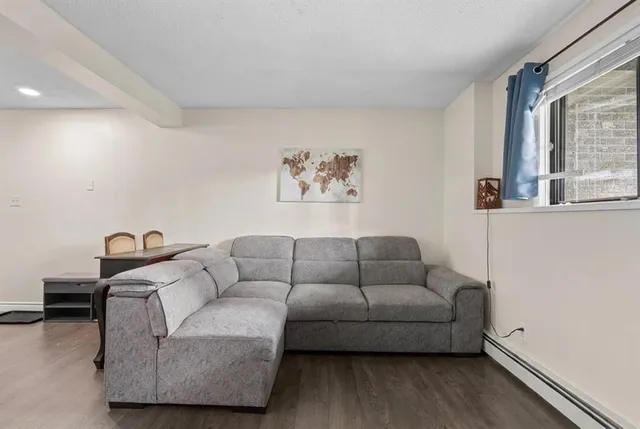 2407 17 St #2, Calgary 5