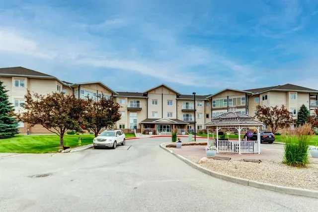 43 Westlake Cir #109, Strathmore 2