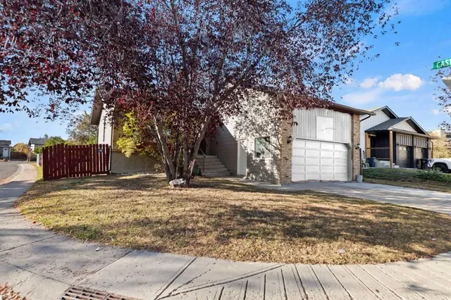 48 Castleglen Crt, Calgary 2