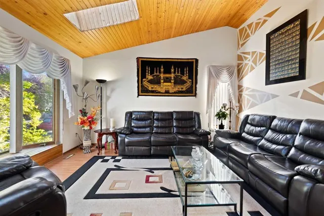 48 Castleglen Crt, Calgary 5