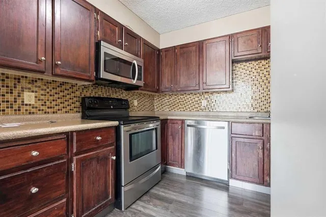 145 Point Dr #406, Calgary 5