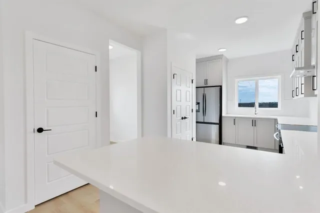 65 Lewiston St, Calgary 3