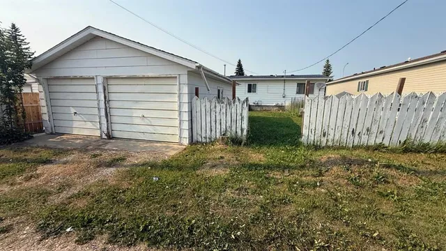 275 7 St, Three Hills 2